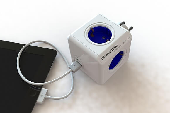 Modrá zásuvka s USB porty přímo napájí telefony nebo notebooky. (Zdroj: www.allocacoc.com)